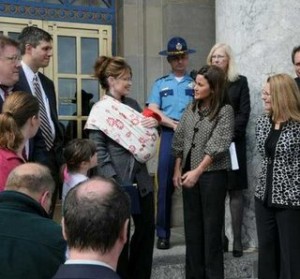 sarah-palin-babywearing sarah-palin-babywearing